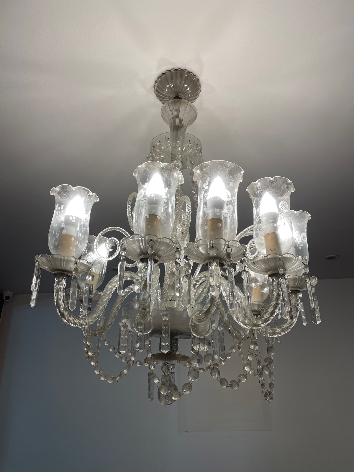 Lustre de cristal para 8 luzes com pingentes lapidados e mangas com... - foto 3 de 3