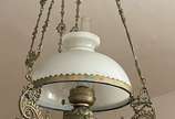 Lustre de metal com cúpula opalinada branca. (m... - Lustre de metal com cúpula opalinada branca. (metal com desgastes)<br>
