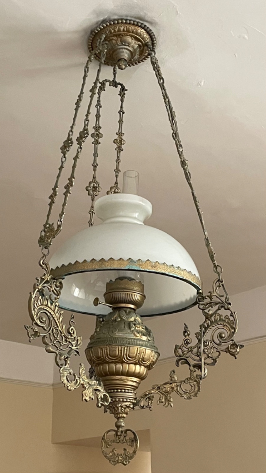 Lustre de metal com cúpula opalinada branca. (metal com desgastes) - foto 1 de 6