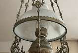 Lustre de metal com cúpula opalinada branca. (m... - Lustre de metal com cúpula opalinada branca. (metal com desgastes)<br>