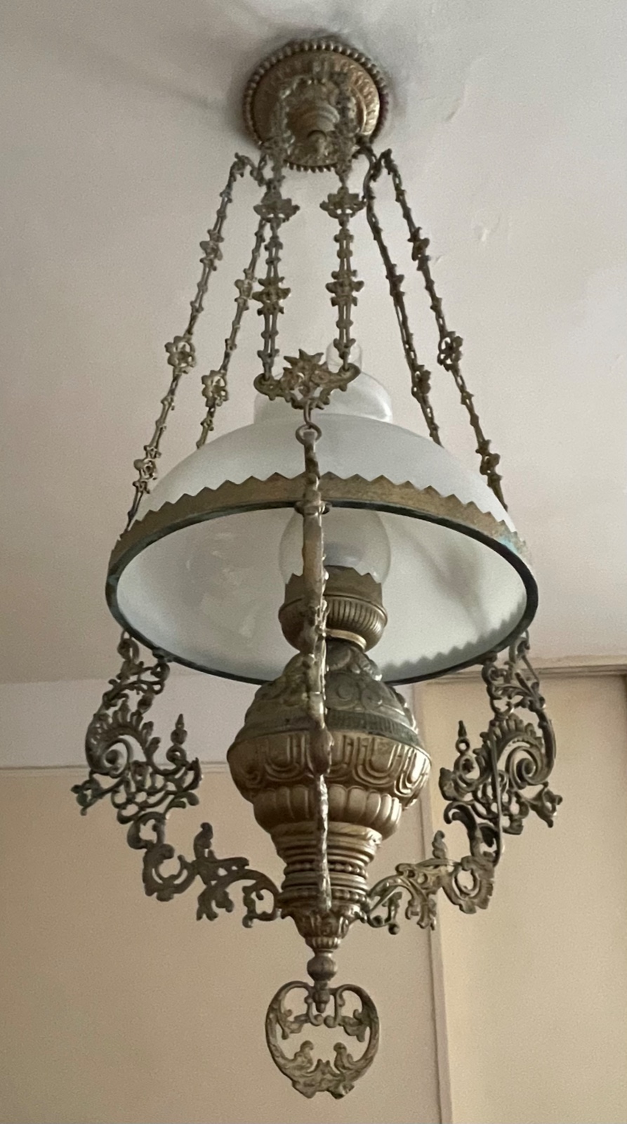Lustre de metal com cúpula opalinada branca. (metal com desgastes) - foto 2 de 6