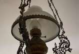 Lustre de metal com cúpula opalinada branca. (m... - Lustre de metal com cúpula opalinada branca. (metal com desgastes)<br>
