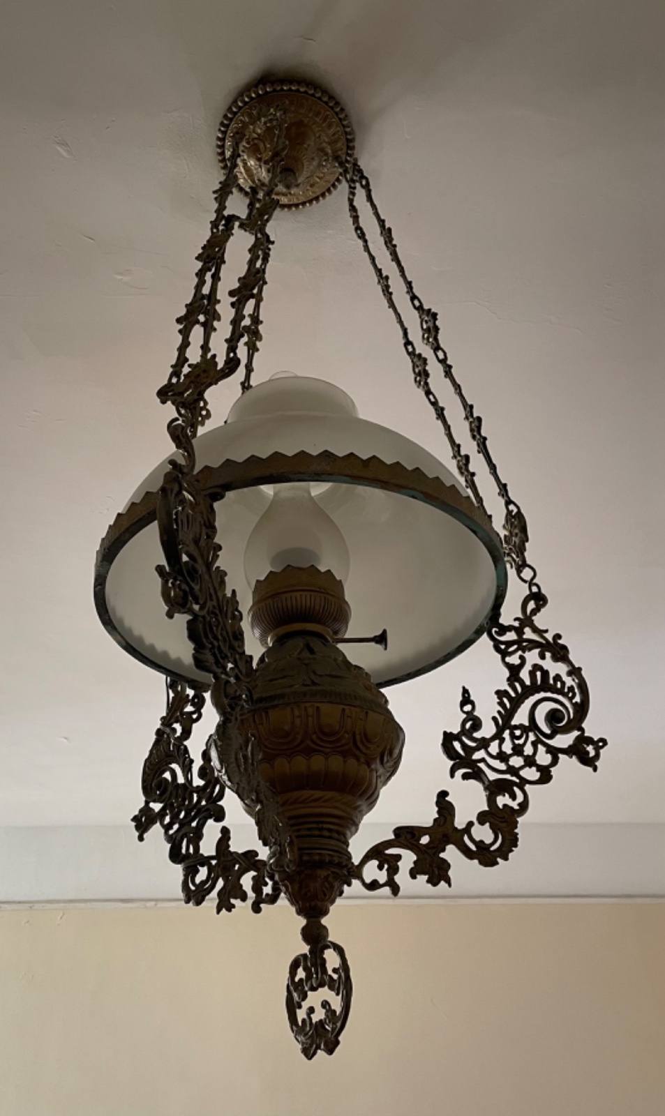 Lustre de metal com cúpula opalinada branca. (metal com desgastes) - foto 3 de 6