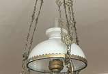 Lustre de metal com cúpula opalinada branca. (m... - Lustre de metal com cúpula opalinada branca. (metal com desgastes)<br>