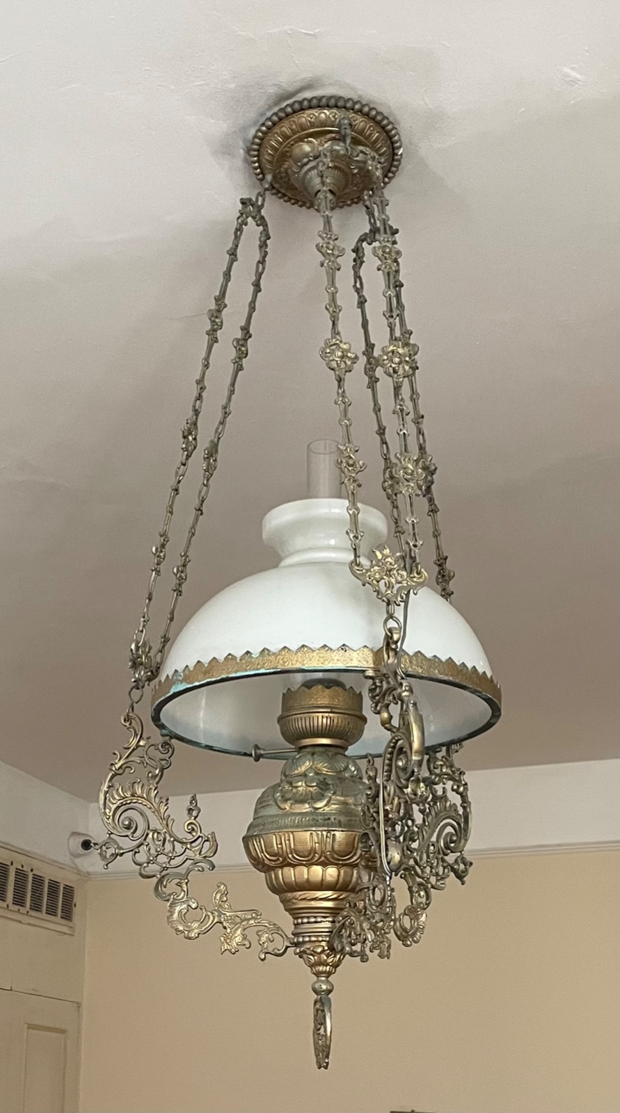 Lustre de metal com cúpula opalinada branca. (metal com desgastes) - foto 4 de 6