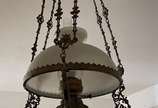 Lustre de metal com cúpula opalinada branca. (m... - Lustre de metal com cúpula opalinada branca. (metal com desgastes)<br>