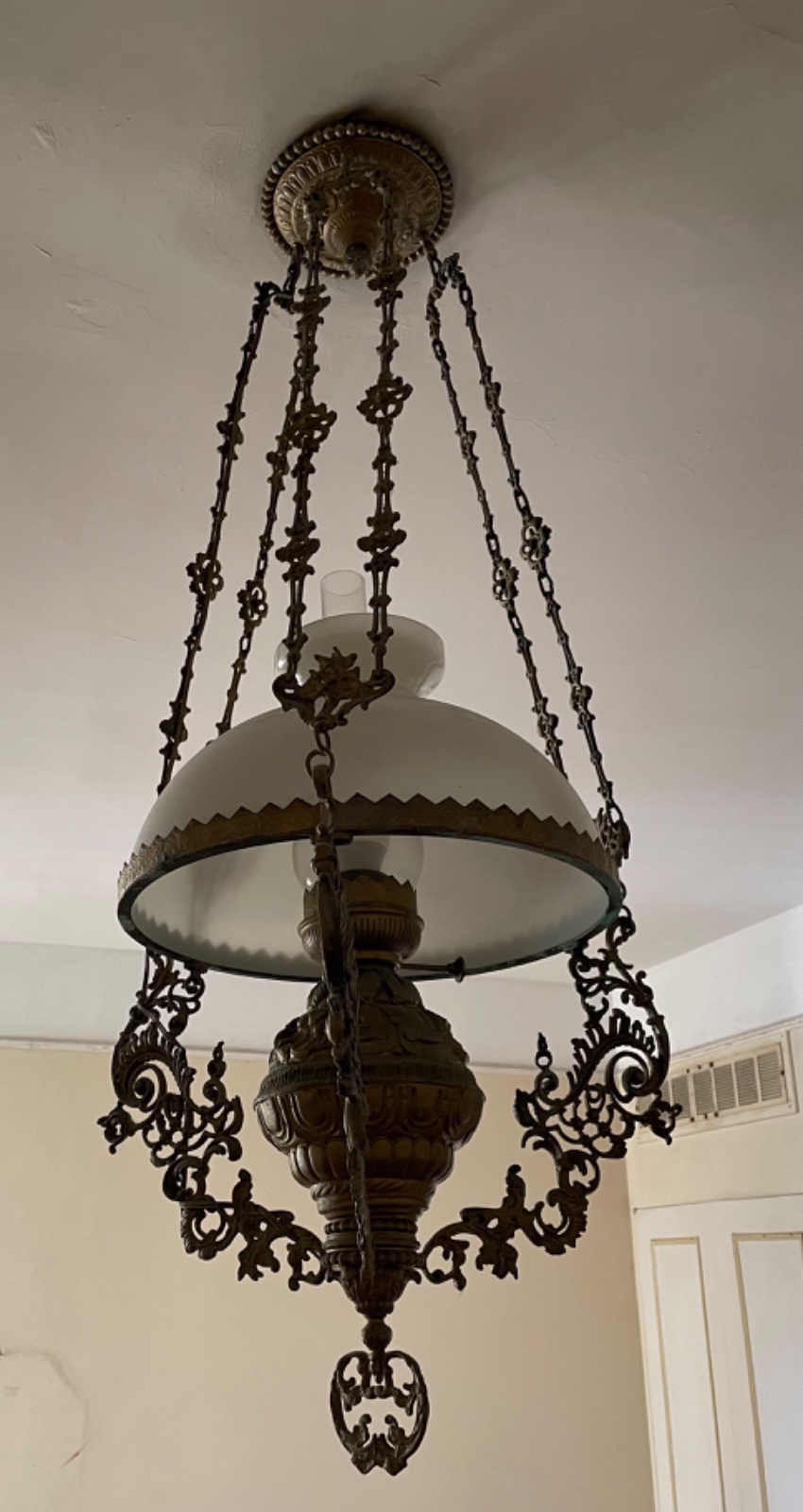 Lustre de metal com cúpula opalinada branca. (metal com desgastes) - foto 5 de 6