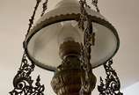 Lustre de metal com cúpula opalinada branca. (m... - Lustre de metal com cúpula opalinada branca. (metal com desgastes)<br>
