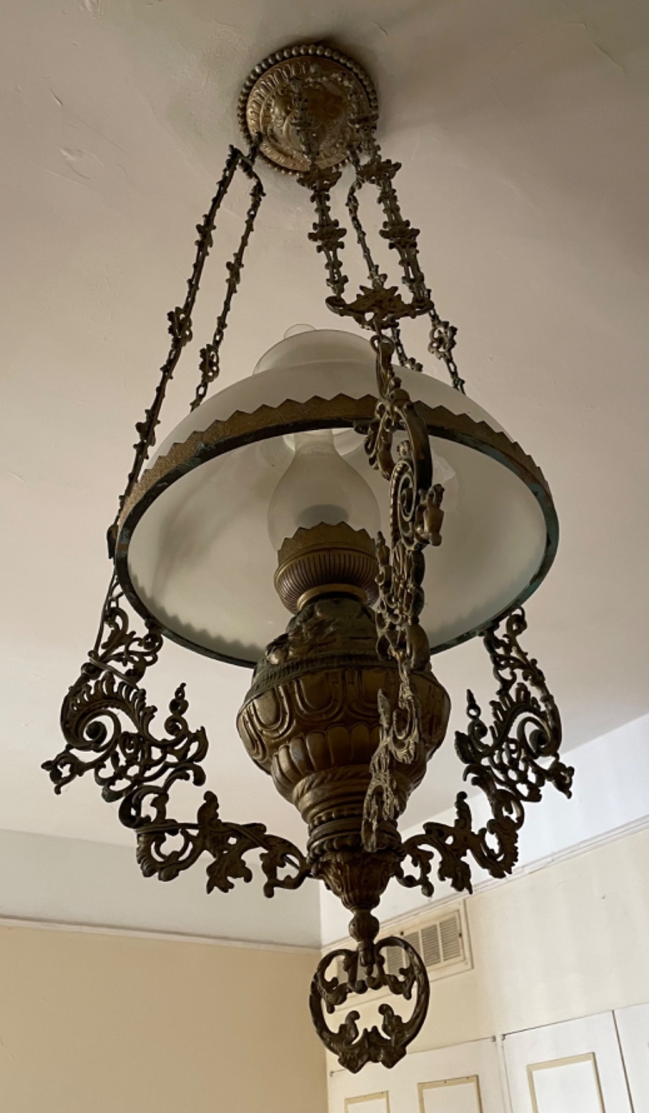 Lustre de metal com cúpula opalinada branca. (metal com desgastes) - foto 6 de 6