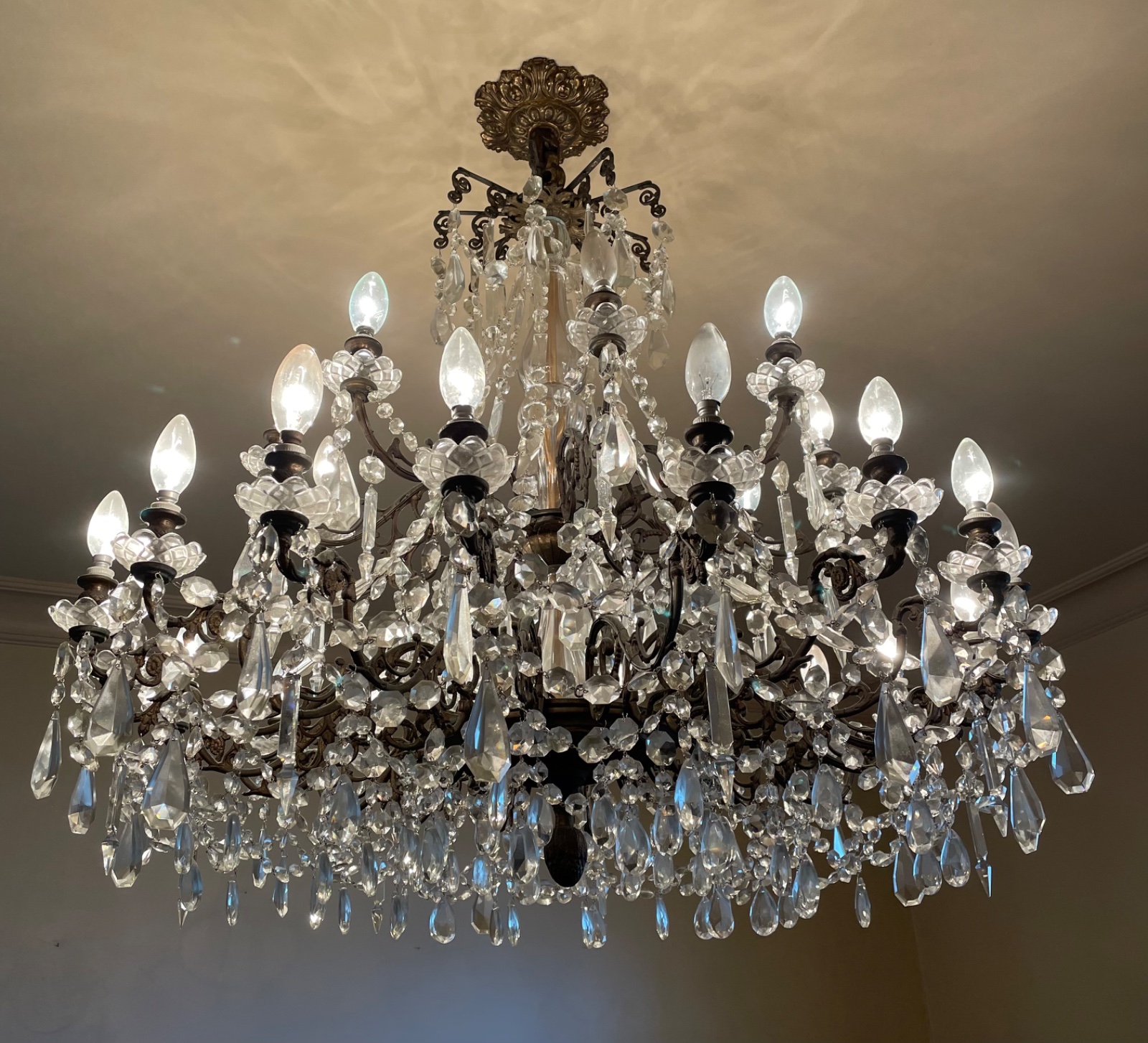 Imponente lustre de cristal com armação de metal para 27 luzes... - foto 1 de 6