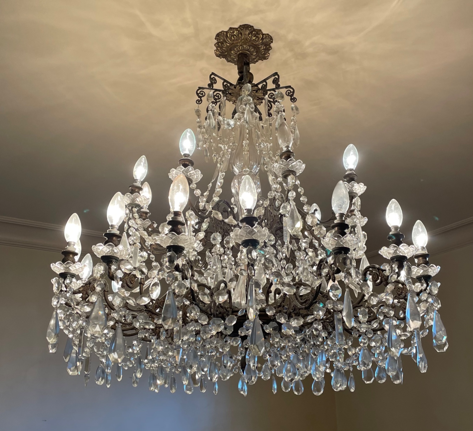 Imponente lustre de cristal com armação de metal para 27 luzes... - foto 2 de 6