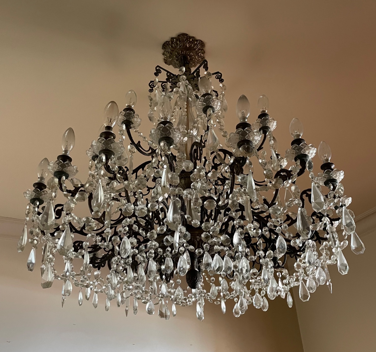 Imponente lustre de cristal com armação de metal para 27 luzes... - foto 3 de 6