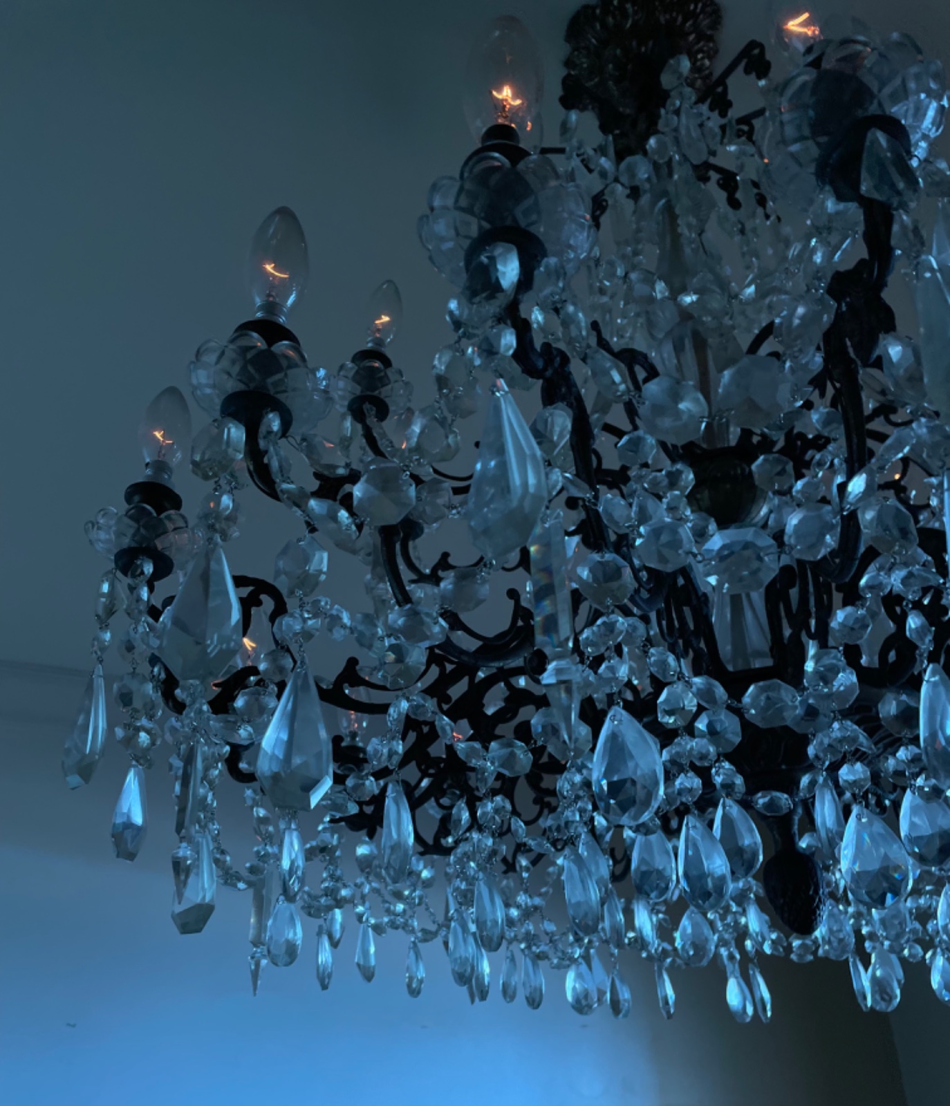 Imponente lustre de cristal com armação de metal para 27 luzes... - foto 4 de 6