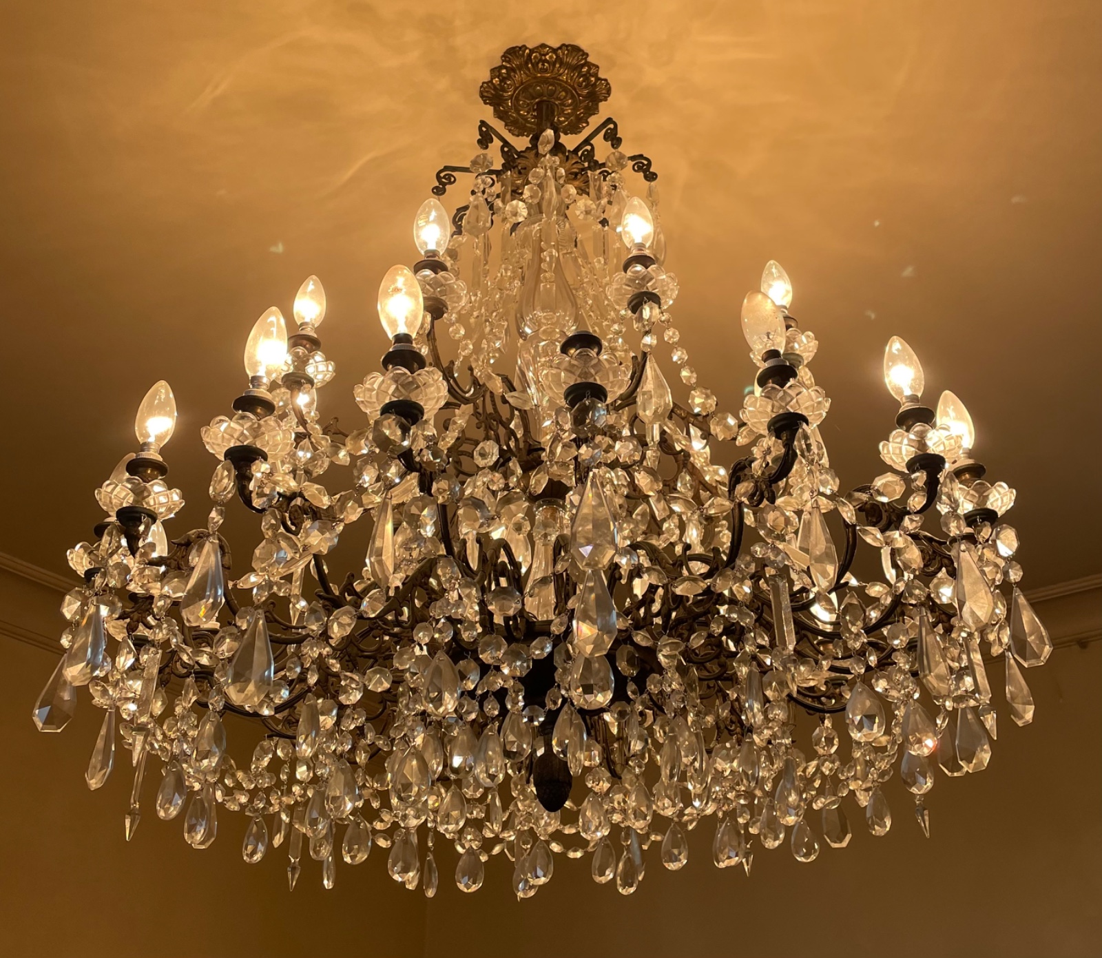 Imponente lustre de cristal com armação de metal para 27 luzes... - foto 5 de 6