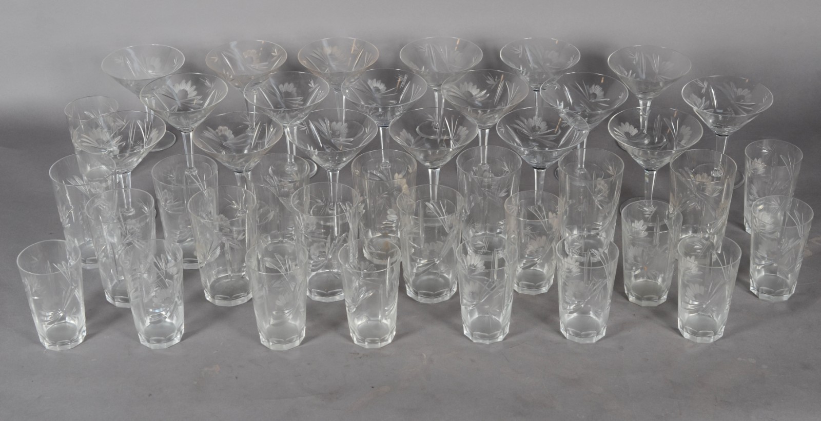 Serviço de taças de cristal lapidadao, composto de: 16 taças para... - foto 1 de 2