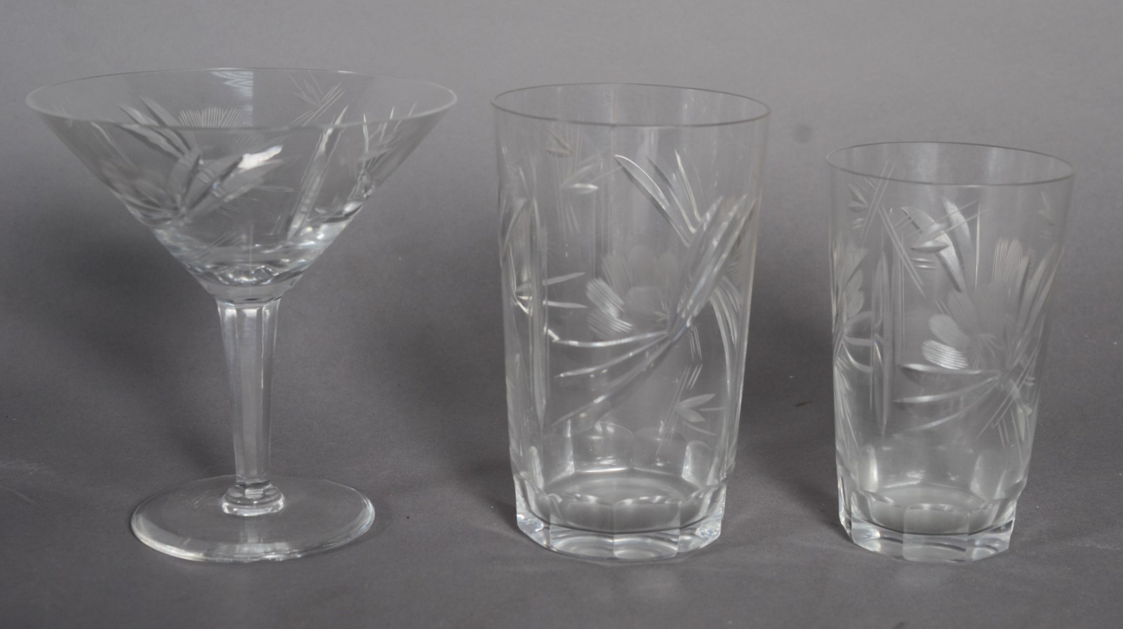 Serviço de taças de cristal lapidadao, composto de: 16 taças para... - foto 2 de 2