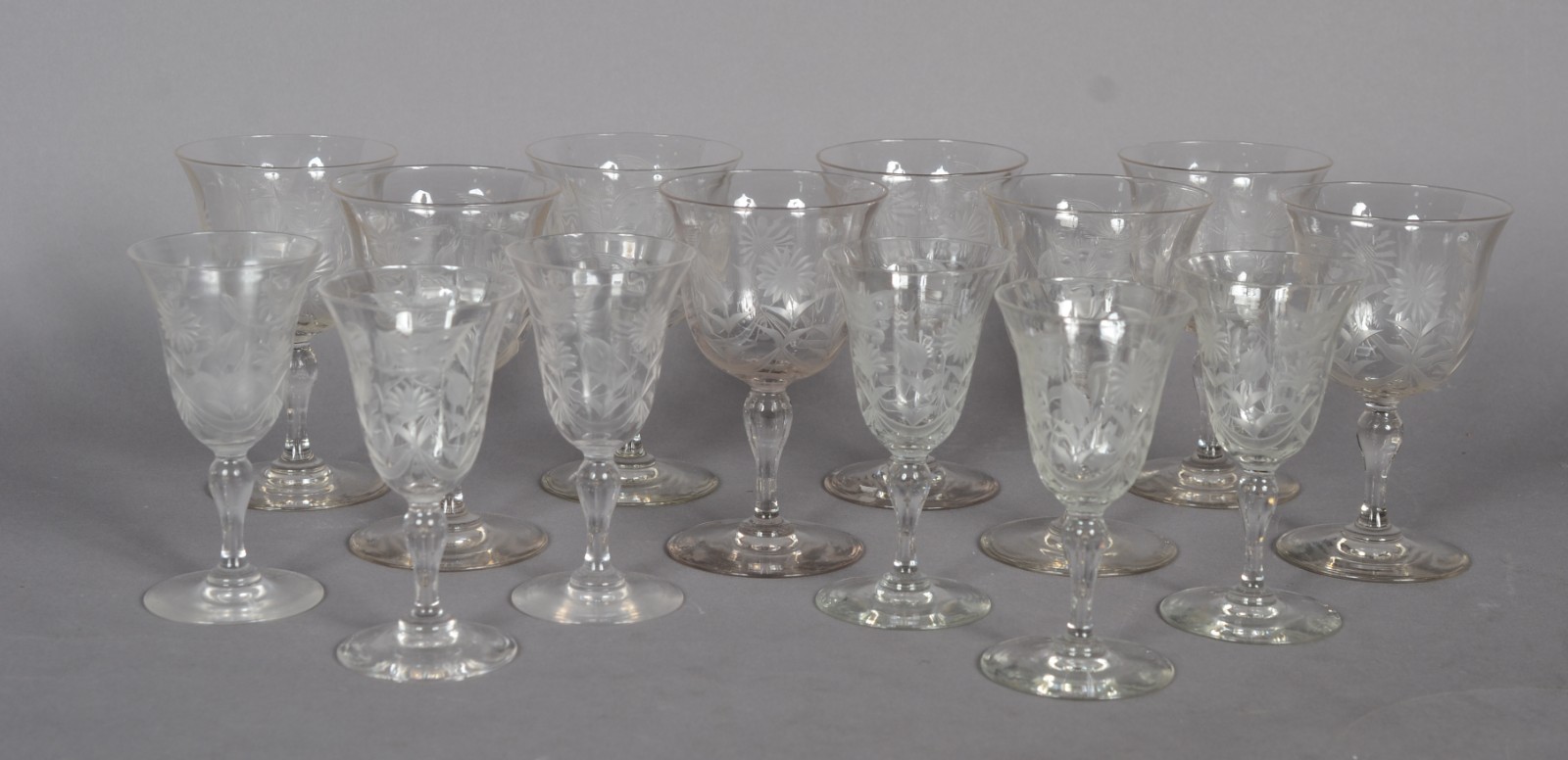 Serviço de cristal composto de: 8 para vinho branco e 6 para vinho... - foto 1 de 3