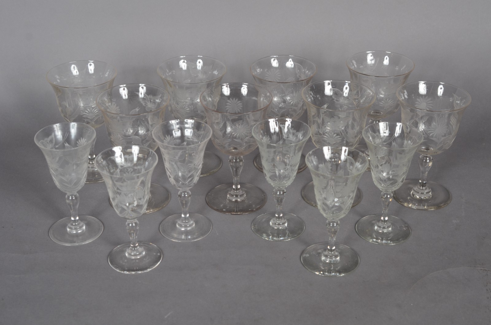 Serviço de cristal composto de: 8 para vinho branco e 6 para vinho... - foto 2 de 3