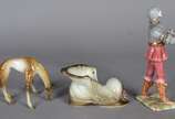 Seis pequenas esculturas de porcelana policroma... - Seis pequenas esculturas de porcelana policromada, representando 3 figuras de músicos, dois animais e uma bota.