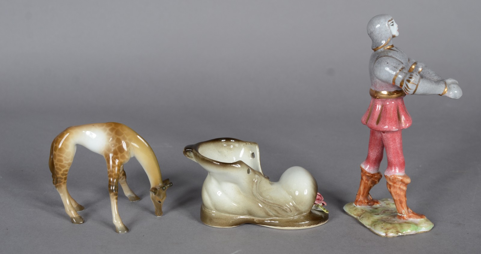 Seis pequenas esculturas de porcelana policromada, representando 3... - foto 2 de 8