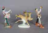 Seis pequenas esculturas de porcelana policroma... - Seis pequenas esculturas de porcelana policromada, representando 3 figuras de músicos, dois animais e uma bota.
