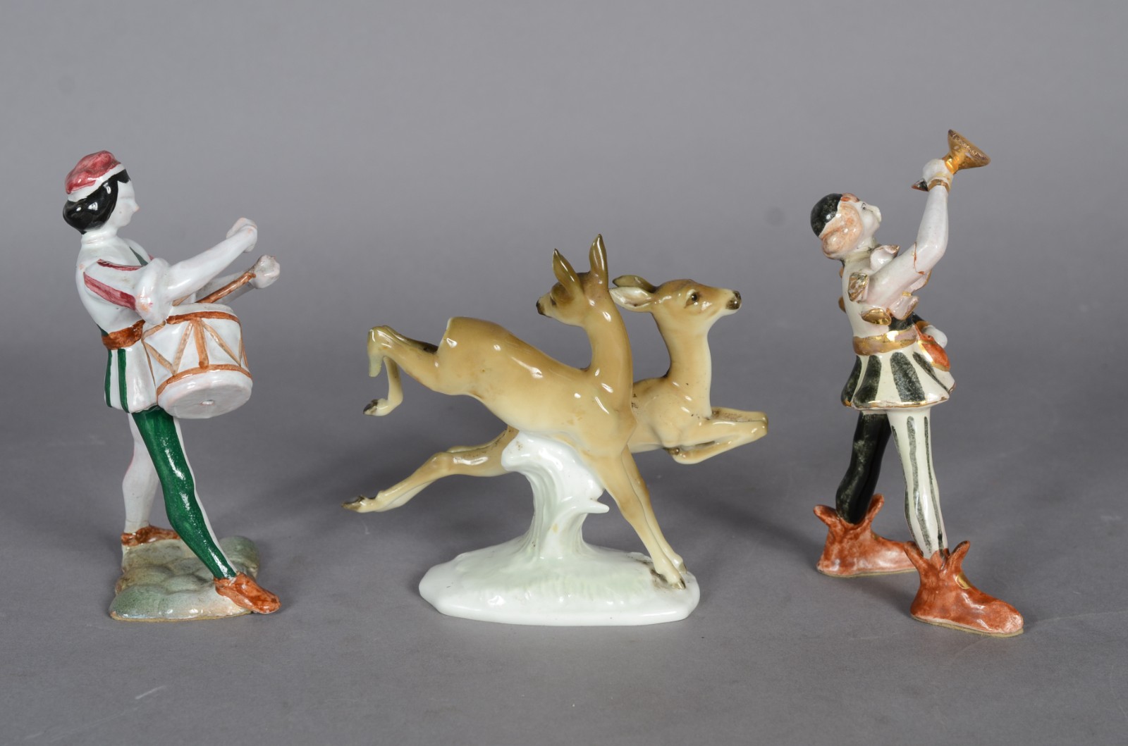 Seis pequenas esculturas de porcelana policromada, representando 3... - foto 3 de 8