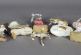 Seis pequenas esculturas de porcelana policroma... - Seis pequenas esculturas de porcelana policromada, representando 3 figuras de músicos, dois animais e uma bota.