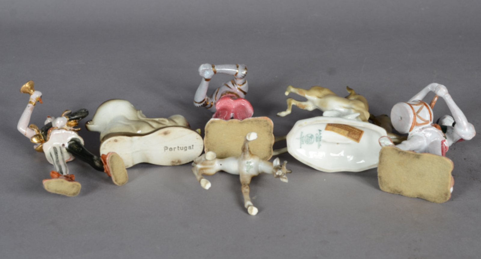 Seis pequenas esculturas de porcelana policromada, representando 3... - foto 4 de 8
