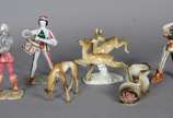 Seis pequenas esculturas de porcelana policroma... - Seis pequenas esculturas de porcelana policromada, representando 3 figuras de músicos, dois animais e uma bota.
