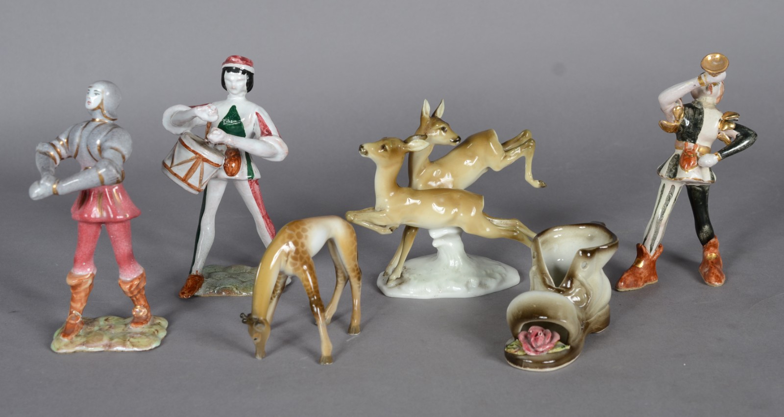 Seis pequenas esculturas de porcelana policromada, representando 3... - foto 1 de 8