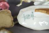 Seis pequenas esculturas de porcelana policroma... - Seis pequenas esculturas de porcelana policromada, representando 3 figuras de músicos, dois animais e uma bota.