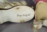 Seis pequenas esculturas de porcelana policroma... - Seis pequenas esculturas de porcelana policromada, representando 3 figuras de músicos, dois animais e uma bota.