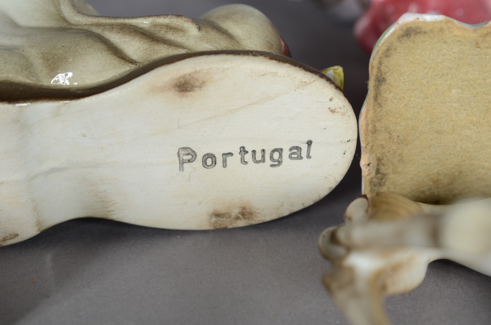 Seis pequenas esculturas de porcelana policromada, representando 3... - foto 6 de 8