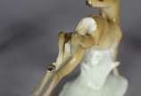 Seis pequenas esculturas de porcelana policroma... - Seis pequenas esculturas de porcelana policromada, representando 3 figuras de músicos, dois animais e uma bota.