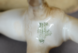 Seis pequenas esculturas de porcelana policroma... - Seis pequenas esculturas de porcelana policromada, representando 3 figuras de músicos, dois animais e uma bota.