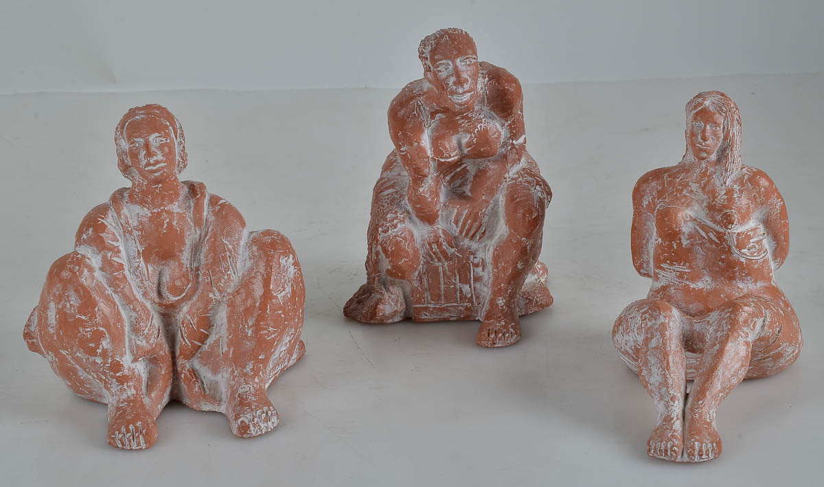 MAIA - Tres esculturas em terracota. Ats. 13, 15 e 17 cm.