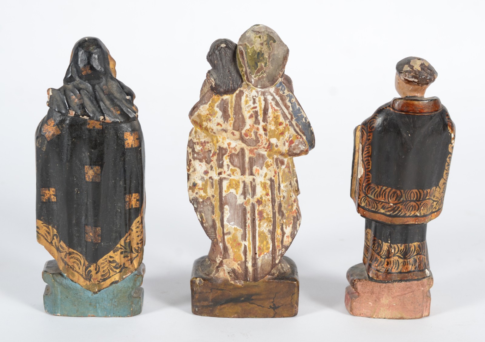 Três antigas imagens de santo de madeira entalhada e policromada... - foto 6 de 10