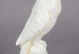 Estatueta de cerâmica representando cacatua. - Estatueta de cerâmica representando cacatua.