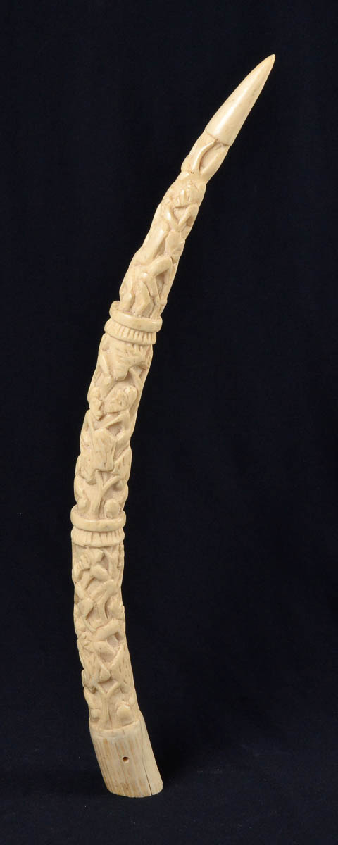 Presa de marfim com figuras típicas esculpidas, alt.47 cm.