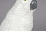 Estatueta de cerâmica representando cacatua. - Estatueta de cerâmica representando cacatua.