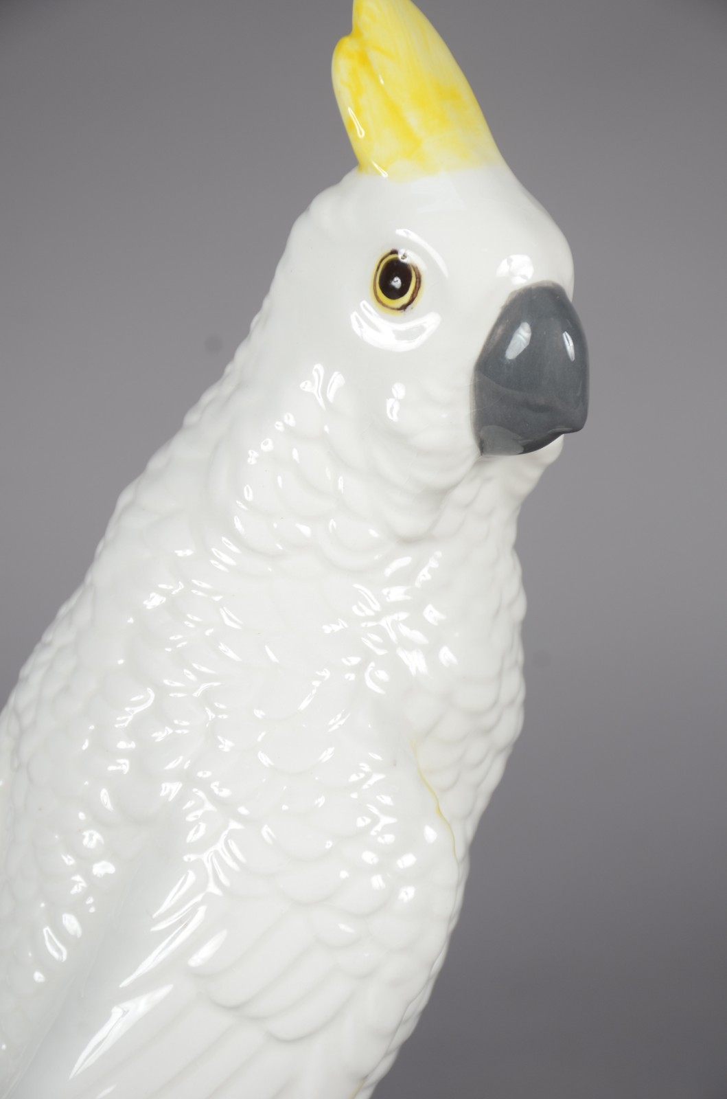 Estatueta de cerâmica representando cacatua. - foto 2 de 7