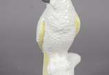 Estatueta de cerâmica representando cacatua. - Estatueta de cerâmica representando cacatua.