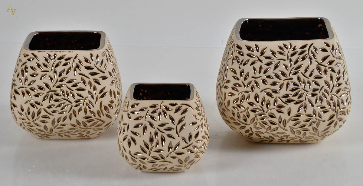 Jogo c/ 3 cachepots de ceramica chinesa lavrado em dourado. AltS. 11...