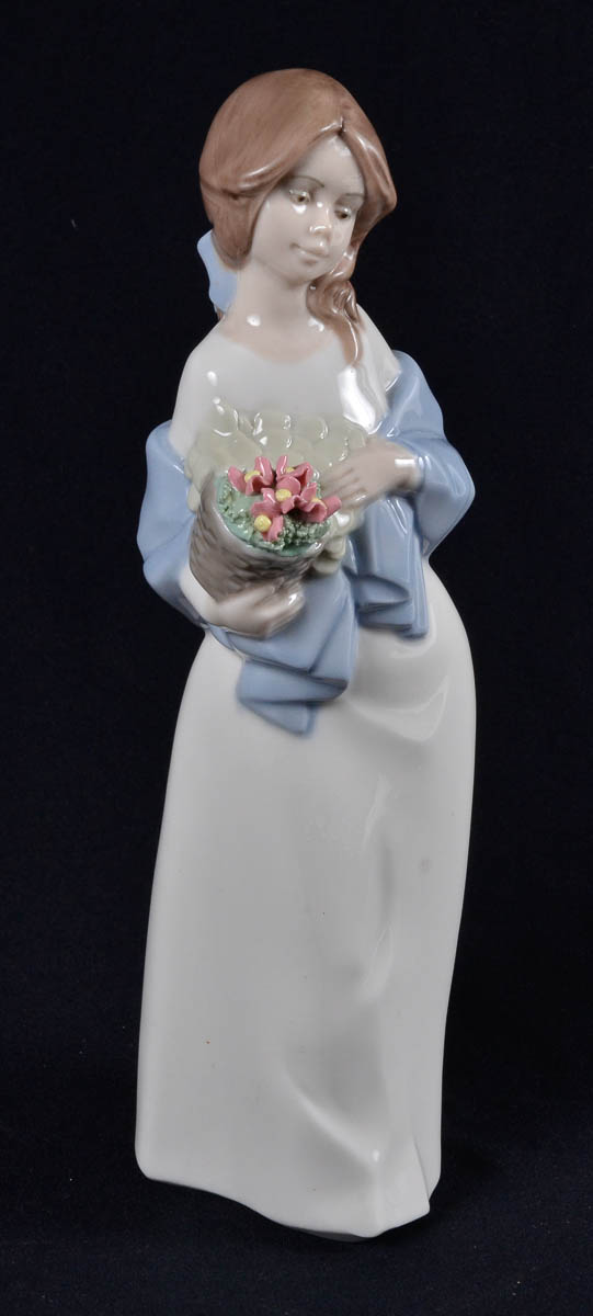 Estatueta de porcelana espanhola NAO repres. menina com flores, alt...
