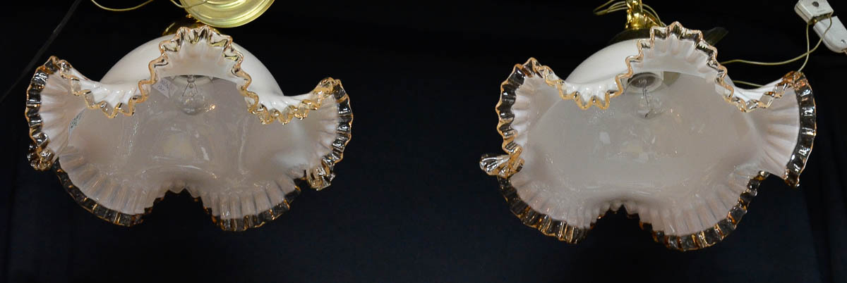 Par de lustre de vidro opalinado rosa - 27 x 32cm.