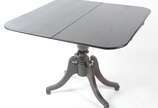 Mesa/console de jacarandá, tampo dobrável, saia... - Mesa/console de jacarandá, tampo dobrável, saia com detalhes entalhados, apoio em coluna central terminando em quatro pernas recurvas sobre bolas.