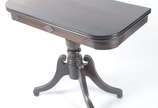 Mesa/console de jacarandá, tampo dobrável, saia... - Mesa/console de jacarandá, tampo dobrável, saia com detalhes entalhados, apoio em coluna central terminando em quatro pernas recurvas sobre bolas.