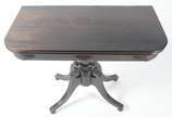 Mesa/console de jacarandá, tampo dobrável, saia... - Mesa/console de jacarandá, tampo dobrável, saia com detalhes entalhados, apoio em coluna central terminando em quatro pernas recurvas sobre bolas.