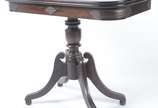 Mesa/console de jacarandá, tampo dobrável, saia... - Mesa/console de jacarandá, tampo dobrável, saia com detalhes entalhados, apoio em coluna central terminando em quatro pernas recurvas sobre bolas.