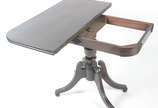 Mesa/console de jacarandá, tampo dobrável, saia... - Mesa/console de jacarandá, tampo dobrável, saia com detalhes entalhados, apoio em coluna central terminando em quatro pernas recurvas sobre bolas.